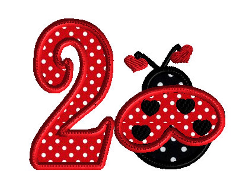 Peut inclure: Le chiffre deux rouge et blanc &agrave; pois avec une coccinelle rouge et noire &agrave; pois blancs et c&oelig;urs noirs.