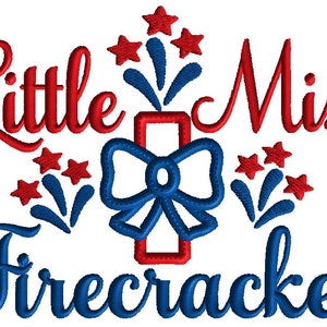 Op de afbeelding: Rode en blauwe borduurwerkontwerp met de tekst "Little Miss Firecracker" en een rood en blauw vuurwerk met een strik.