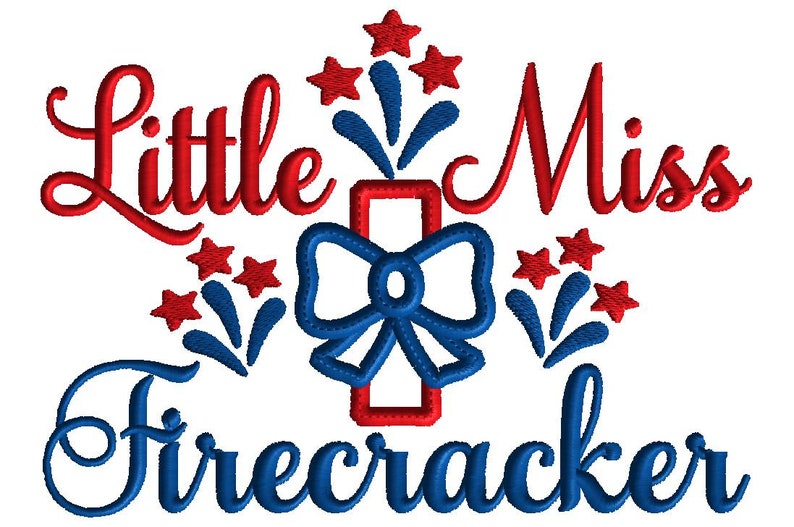 Op de afbeelding: Rode en blauwe borduurwerkontwerp met de tekst "Little Miss Firecracker" en een rood en blauw vuurwerk met een strik.