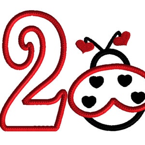 Peut inclure: Le chiffre deux rouge avec un motif de coccinelle avec des c&oelig;urs noirs et des accents rouges.