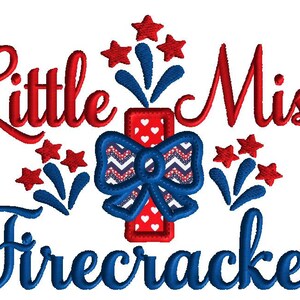 Op de afbeelding: Rode en blauwe geborduurde afbeelding met de tekst "Little Miss Firecracker". Het ontwerp bevat een rood en wit vuurwerk met een blauwe strik en sterren.