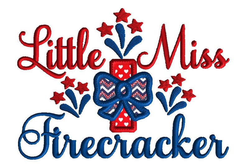Op de afbeelding: Rode en blauwe geborduurde afbeelding met de tekst "Little Miss Firecracker". Het ontwerp bevat een rood en wit vuurwerk met een blauwe strik en sterren.