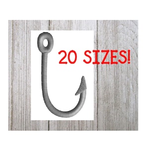 Peut inclure: Un hameçon de pêche gris avec une boucle en haut. L'hameçon est sur un fond blanc avec le texte "20 TAILLES !" en rouge.