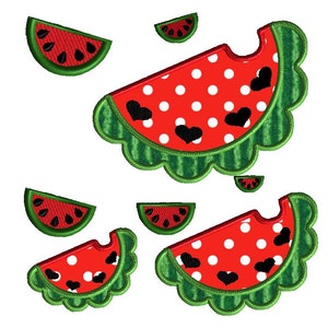 K&ouml;nnte beinhalten: Ein Set mit f&uuml;nf Stickmotiven in Wassermelonenform. Die Motive zeigen rote Wassermelonenst&uuml;cke mit schwarzen Kernen und wei&szlig;en Punkten. Einige der Wassermelonenst&uuml;cke haben einen Bissen herausgenommen. Die Motive sind perfekt, um jedem Projekt einen Hauch von Sommerspa&szlig; zu verleihen.