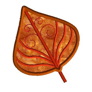 K&ouml;nnte beinhalten: Gesticktes Blattdesign in Orange- und Rott&ouml;nen. Das Blatt hat eine detaillierte Kontur und Adern mit dekorativen Wirbeln. Das Design ist wahrscheinlich f&uuml;r ein herbstliches Bastelprojekt oder eine Kleidungsversch&ouml;nerung gedacht.