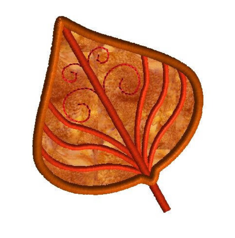 K&ouml;nnte beinhalten: Gesticktes Blattdesign in Orange- und Rott&ouml;nen. Das Blatt hat eine detaillierte Kontur und Adern mit dekorativen Wirbeln. Das Design ist wahrscheinlich f&uuml;r ein herbstliches Bastelprojekt oder eine Kleidungsversch&ouml;nerung gedacht.
