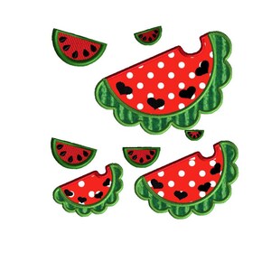 K&ouml;nnte beinhalten: Ein Set aus f&uuml;nf wassermelonenf&ouml;rmigen Patches mit wei&szlig;en Punkten und schwarzen Herzen. Die Patches sind in verschiedenen Gr&ouml;&szlig;en und perfekt, um jedem Projekt einen Hauch von Sommerspa&szlig; zu verleihen.