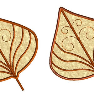 K&ouml;nnte beinhalten: Zwei gestickte Blattdesigns. Jedes Blatt hat eine hellbeige F&uuml;llung mit braunen Umrissen und Adern. Dekorative Wirbel sind in der N&auml;he des Stiels gestickt. Die Bl&auml;tter befinden sich auf wei&szlig;em Hintergrund.