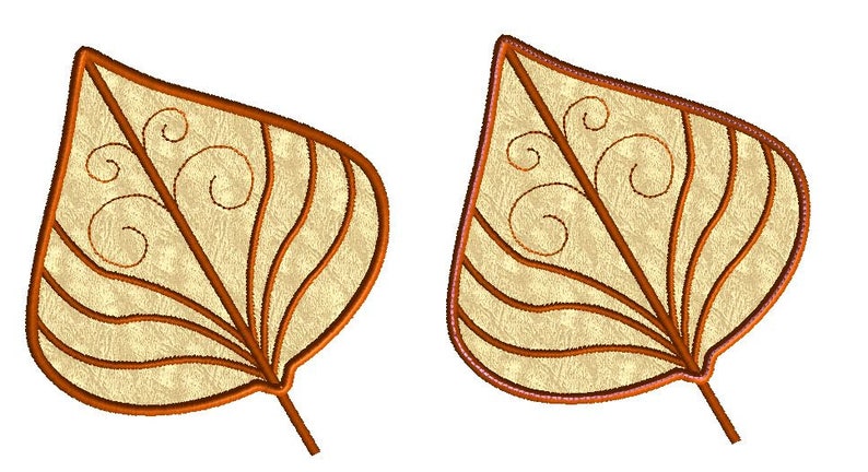 K&ouml;nnte beinhalten: Zwei gestickte Blattdesigns. Jedes Blatt hat eine hellbeige F&uuml;llung mit braunen Umrissen und Adern. Dekorative Wirbel sind in der N&auml;he des Stiels gestickt. Die Bl&auml;tter befinden sich auf wei&szlig;em Hintergrund.