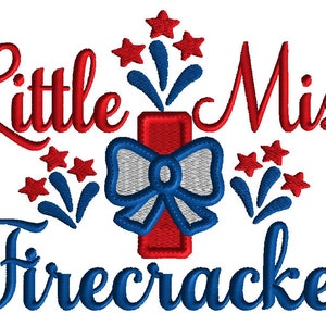 Op de afbeelding: Rode, witte en blauwe borduurwerkontwerp met de tekst "Little Miss Firecracker". Het ontwerp bevat een rode vuurwerk met een blauwe strik en sterren.