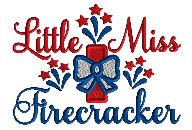 Op de afbeelding: Rode, witte en blauwe borduurwerkontwerp met de tekst "Little Miss Firecracker". Het ontwerp bevat een rode vuurwerk met een blauwe strik en sterren.