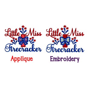 Op de afbeelding: Twee versies van een applicatie- en borduurontwerp voor een "Little Miss Firecracker"-ontwerp. Het ontwerp toont een rode vuurwerkpijl met een blauwe strik en rode, witte en blauwe sterren.