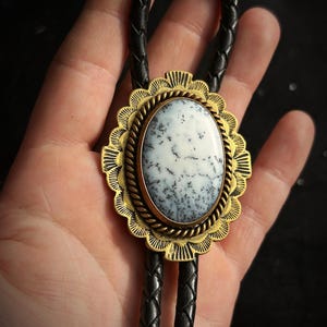 Gravata Bolo de Latão com Opala Dendrítica - Pedra Ágata Branca, Couro Preto e Marrom, Estilo Western, Unissex, Cowboy, Casamento, Dourada, Personalizada, Vegana, Presente para Ele e o Noivo