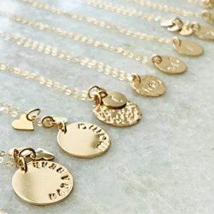 Hazel - Collar inicial personalizado grande - Collar inicial de letra personalizada - Regalo del maestro - Relleno de oro o collar de disco de plata esterlina