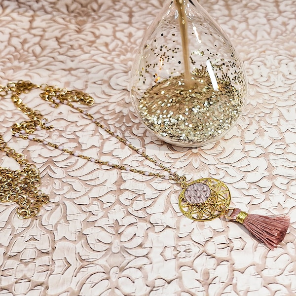 Collier sautoir résine laiton doré pour femme bohème chic estampe fleur de vie mandala pompon fait main tons doré rose vintage.