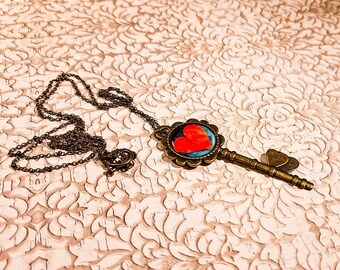 Collier sautoir résine laiton clé coeur bronze médaillon pour femme rétro vintage fait main rouge bleu 20 mm