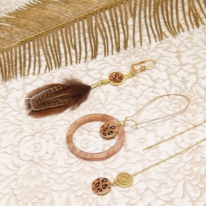 Boucles d'oreilles trio perle résine laiton doré plume noir marron pour femme modèle asymétrique léopard fait main image 1