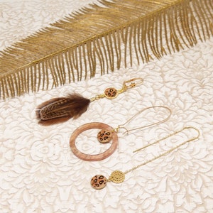 Boucles d'oreilles trio perle résine laiton doré plume noir marron pour femme modèle asymétrique léopard fait main image 2