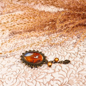 Broche résine laiton bronze perles pour femme fait main pièce rare motif au choix image 5