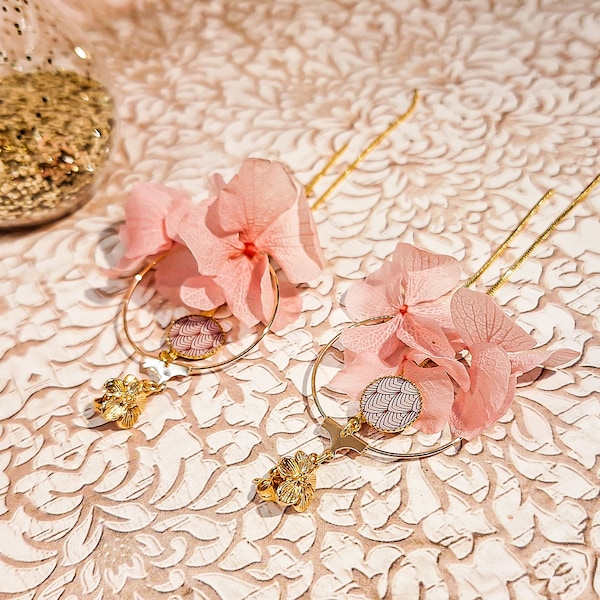 Boucles d'oreilles créoles laiton doré résine fleurs stabilisées hortensia femme motif oiseau grue japonaise ou art deco- attaches fleurs