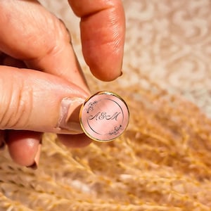 Gemelos de resina de acero inoxidable traje personalizado iniciales de 14 mm para hombres iniciales hechas a mano patrón de fecha de corona de su elección