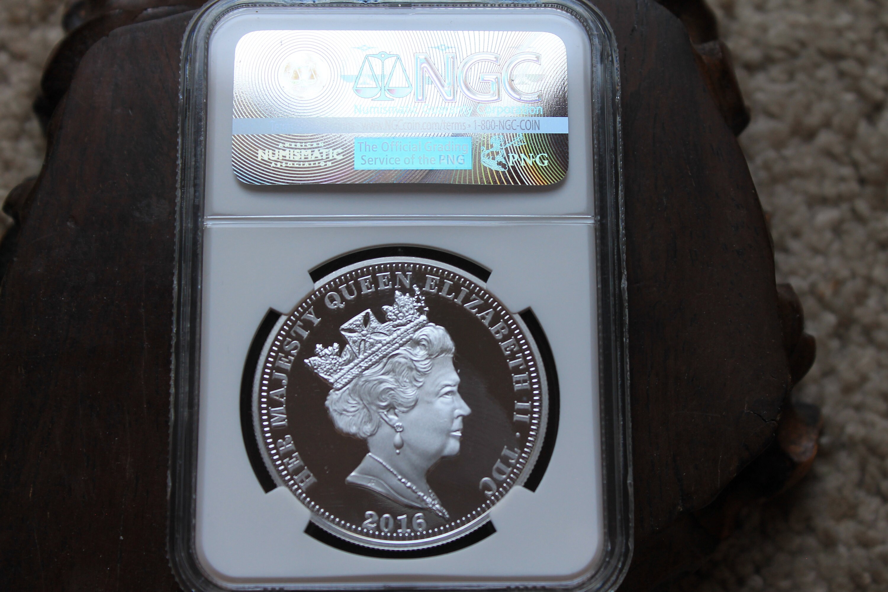 2016年エリザベス女王90歳の誕生日記念銀貨PF70 最初に鋳造された750枚