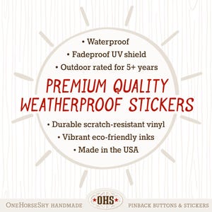 Może przedstawiać: Okrągły wz&oacute;r z czerwonym napisem "PREMIUM QUALITY WEATHERPROOF STICKERS". Projekt zawiera punktorami z cechami takimi jak wodoodporność, odporność na blaknięcie i trwały winyl odporny na zarysowania. Na dole projektu napis "Made in the USA".