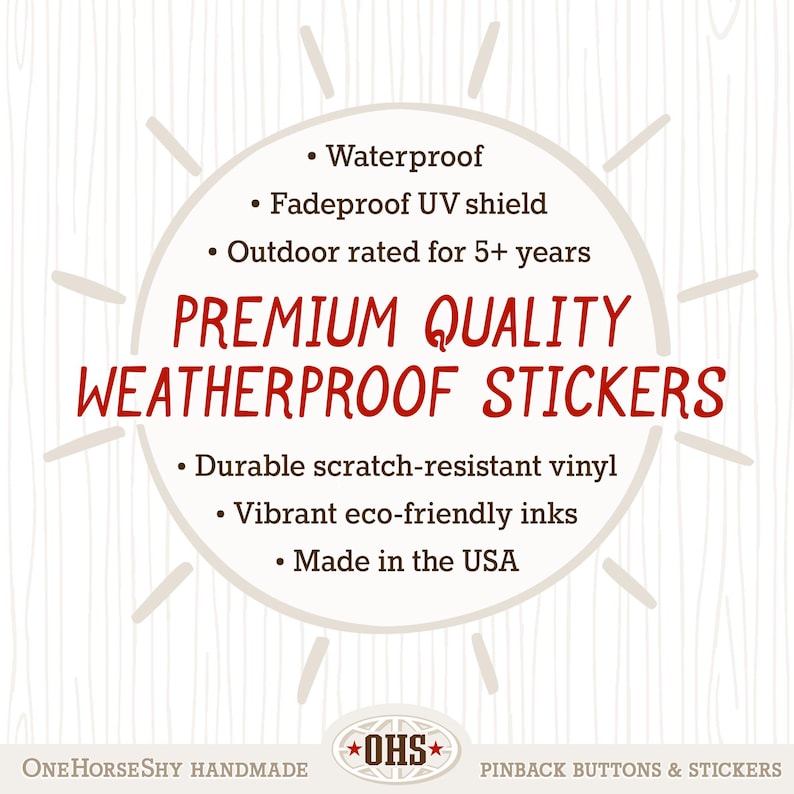 Może przedstawiać: Okrągły wz&oacute;r z czerwonym napisem "PREMIUM QUALITY WEATHERPROOF STICKERS". Projekt zawiera punktorami z cechami takimi jak wodoodporność, odporność na blaknięcie i trwały winyl odporny na zarysowania. Na dole projektu napis "Made in the USA".