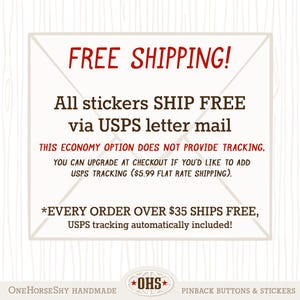 Może przedstawiać: Białe tło z czerwonym banerem z napisem "FREE SHIPPING!". Poniższy tekst informuje, że wszystkie naklejki są wysyłane bezpłatnie pocztą USPS. Na dole obrazu znajduje się tekst "ONE HORSESHY HANDMADE" i "PINBACK BUTTONS & STICKERS".