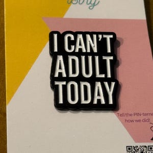 &quot;Lustiger &quot;&quot;I Can&#39;t Erwachsene Today&quot;&quot; Emaille Pin – Sarkastischer Spruch Pin für Jacken, Rucksäcke, Schlüsselbänder - Geschenk für Millennials, Gen Z, Office Hu.&quot;