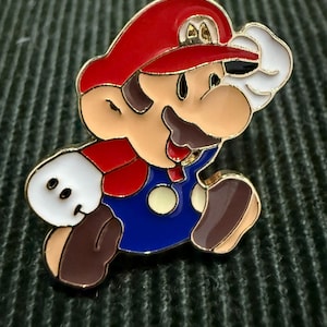 Jumping Mario Enamel Pin – Classic Gamer Gift – Super Mario Bros Fan Accessory – Retro Gaming Flair – Nostalgic 90s Gamer Pin