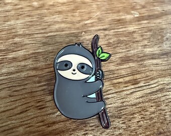 Leuke emaille pin luiaard | Reversspeld met dierentak boomtak | Luie luiaard verzamelcadeau voor natuurliefhebbers | Kawaii jungle dierenspeld