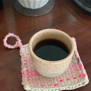 Handvävd grytlapp med återvunnet bomullstyg | handmålad | värdinnapresent | muggmatta | kaffeunderlägg