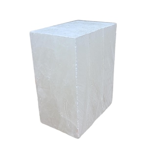 Puede incluir: Un bloque rectangular de material blanco translúcido. El bloque tiene una textura ligeramente rugosa y parece sólido. Los bordes son limpios y bien definidos. El objeto está sobre un fondo blanco liso.