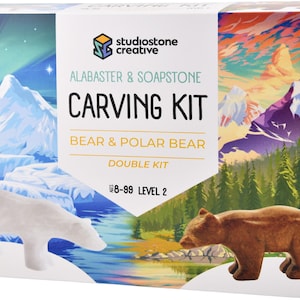 Peut inclure: Un kit de sculpture en albâtre et pierre à savon avec un ours et un ours polaire. La boîte présente des illustrations de montagnes et d'eau. Le kit est pour les âges 8-99 et est un kit de niveau 2.