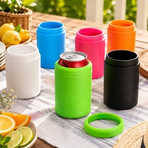Puede incluir: Una colecci&oacute;n de enfriadores de latas cil&iacute;ndricos en varios colores s&oacute;lidos, incluyendo blanco, azul, rosa, naranja, negro y verde lima. Un enfriador verde lima contiene una lata de bebida de metal y un anillo de silicona a juego.