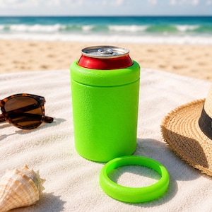Puede incluir: Una funda aislante para latas de color verde ne&oacute;n brillante que contiene una lata de bebida met&aacute;lica, con una base de anillo de goma verde ne&oacute;n a juego. La funda cil&iacute;ndrica tiene una superficie texturizada para latas de bebida est&aacute;ndar.