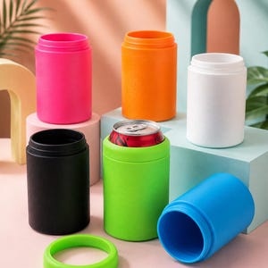 Puede incluir: Una colecci&oacute;n de seis enfriadores de latas cil&iacute;ndricos aislados en colores vibrantes que incluyen rosa fuerte, naranja, blanco, negro, verde lima y azul. Un enfriador verde lima contiene una lata de metal y un anillo a juego est&aacute; cerca.