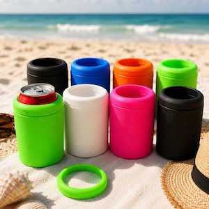 Puede incluir: Una colecci&oacute;n de aislantes cil&iacute;ndricos de espuma para bebidas en varios colores s&oacute;lidos, incluyendo negro, azul, naranja, verde lima, blanco y rosa intenso. Un aislante verde lima contiene una lata de aluminio plateada y un anillo a juego.