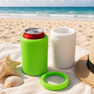 Puede incluir: Un enfriador de latas aislante de color verde lima brillante que contiene una lata de bebida de aluminio roja, un enfriador de latas aislante blanco liso y un anillo de silicona circular verde lima separado sobre una tela blanca.