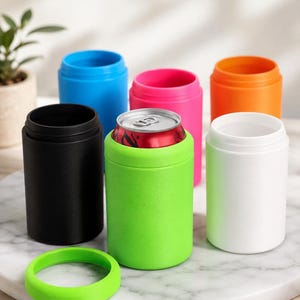 Puede incluir: Un conjunto de seis enfriadores de latas cil&iacute;ndricos en negro, azul, rosa, naranja, blanco y verde lima. Un enfriador verde lima contiene una lata de refresco de metal y un anillo de goma verde lima a juego se encuentra separado en primer plano.