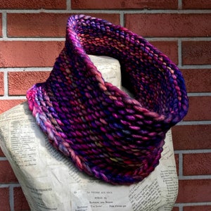 Woodland Berries Cowl Infinity Kreis Schal Beerentöne lila rot rosa grün Gold Merino grobstrick Strickschal