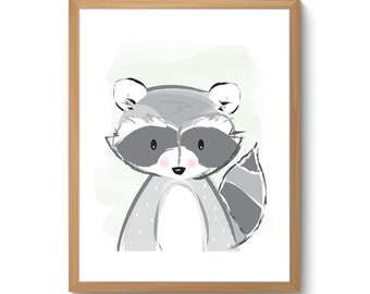 Può includere: Una stampa incorniciata di un simpatico procione dei cartoni animati con uno schema di colori grigio e bianco. Il procione ha un naso nero e occhi neri. Lo sfondo è un acquerello verde chiaro.