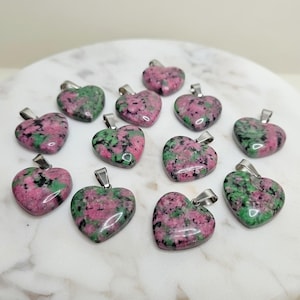 Könnte beinhalten: Ein Set aus drei Keramikbechern mit gesprenkelter, matter Oberfläche. Die Becher sind in Creme-, Hellgrau- und Dunkelgrautönen gehalten. Jeder Becher hat ein schlichtes, modernes Design und einen abgerundeten Henkel.