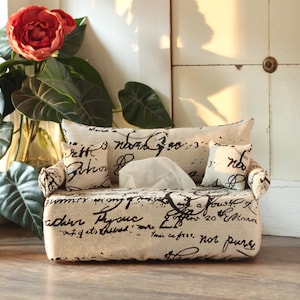 Naturfarbenes Taschentuchsofa mit Schriftdesign • Bezug für Kosmetik- und Taschentuchbox • stilvolle Deko