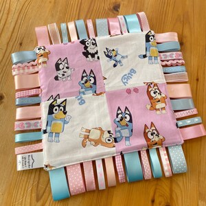 Copertina Baby Bluey Pink Taggie con nastro Blue Friends Dog Bingo Coco Bandit CBeebies Cartoon, regalo per la dentizione, per bambine, con etichetta Taggie, per la cameretta dei bambini