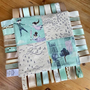 Couverture bébé Neverland Adventure ruban Taggie Wendy Peter Pan beige menthe sarcelle vert pastel carte anneau de dentition anneau de dentition cadeau de douche taggie