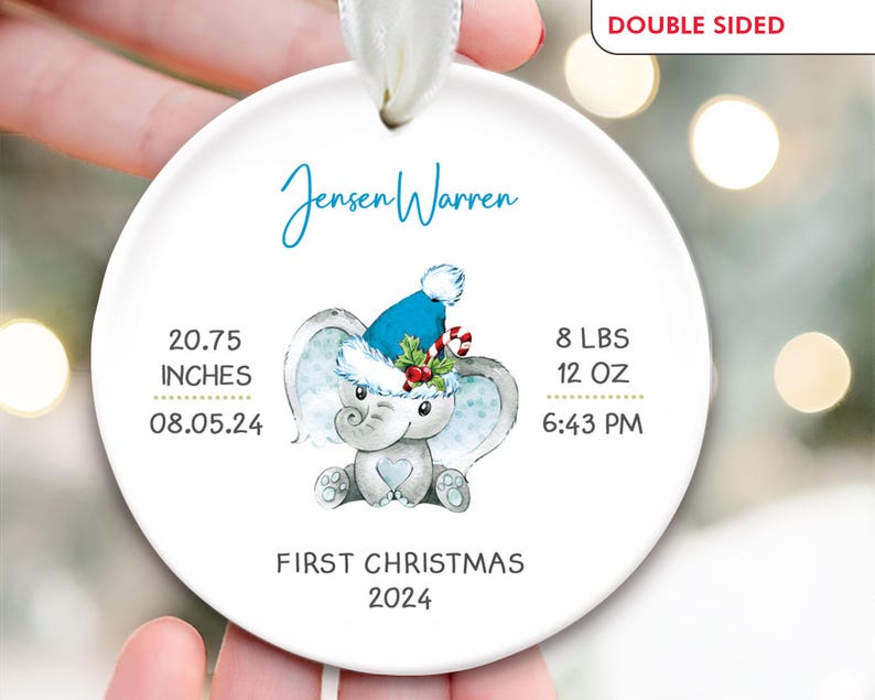 Pu&ograve; includere: Addobbo natalizio in ceramica bianca con un elefante blu e bianco che indossa un cappello di Babbo Natale. L'addobbo riporta le scritte "Jensen Warren", "Primo Natale 2024", "20,75 pollici", "08.05.24", "8 libbre 12 once", e "18:43".