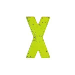 Op de afbeelding: Een felgroene letter X met een verweerde, versleten uitstraling. De letter is gemaakt van een dik, getextureerd materiaal en heeft een licht onregelmatig oppervlak.