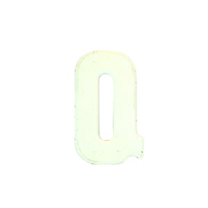 Op de afbeelding: Een witte houten letter Q. De letter is licht beschadigd en heeft een rustieke uitstraling.